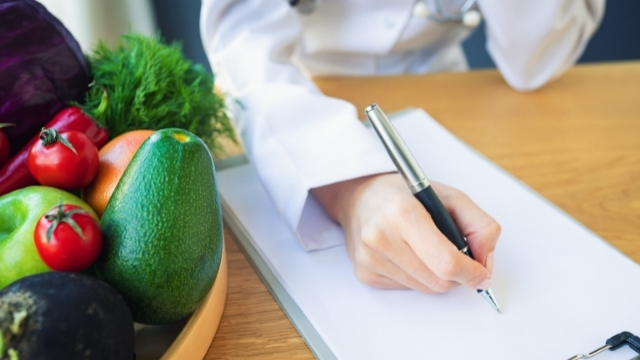Initial consultation with dietitian and fresh vegetables